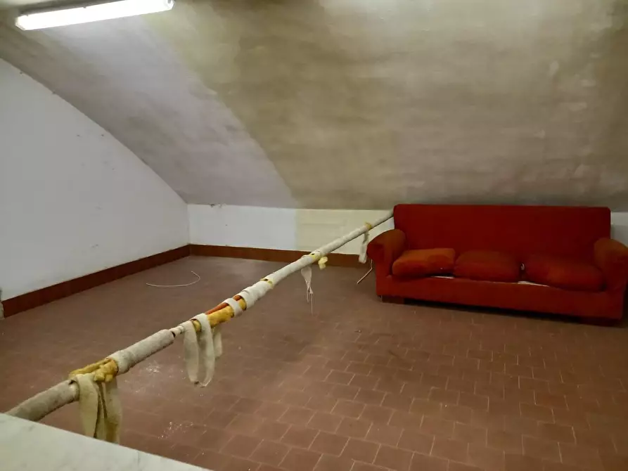 Immagine 8 di Locale commerciale in affitto  a Lucca