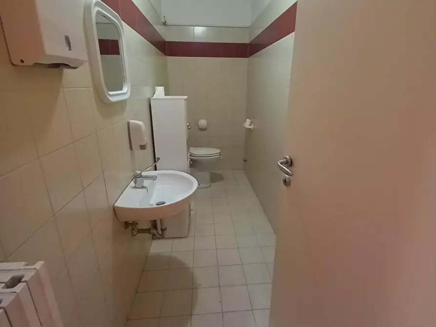 Immagine 7 di Locale commerciale in affitto  a Lucca