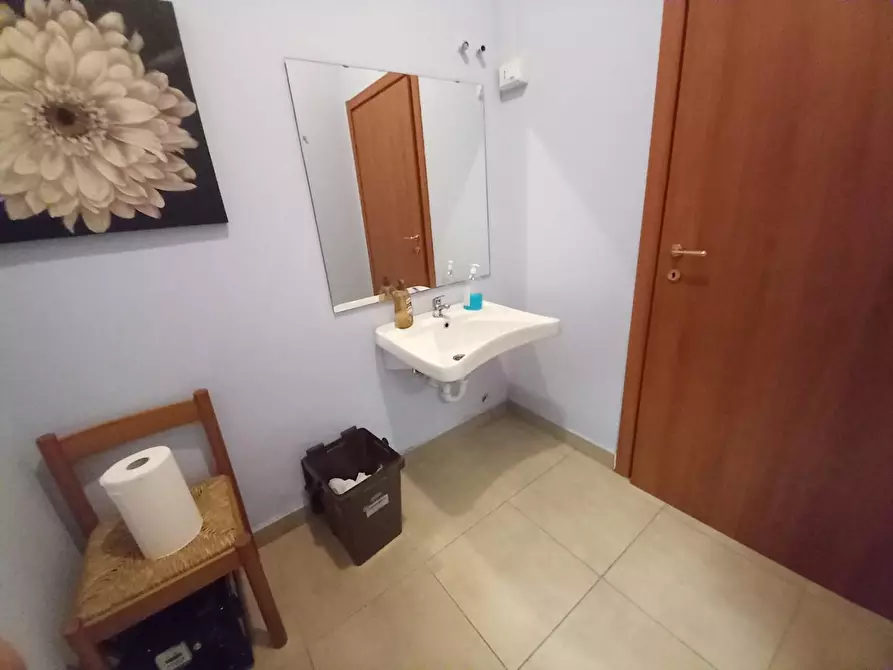 Immagine 6 di Locale commerciale in affitto  a Lucca