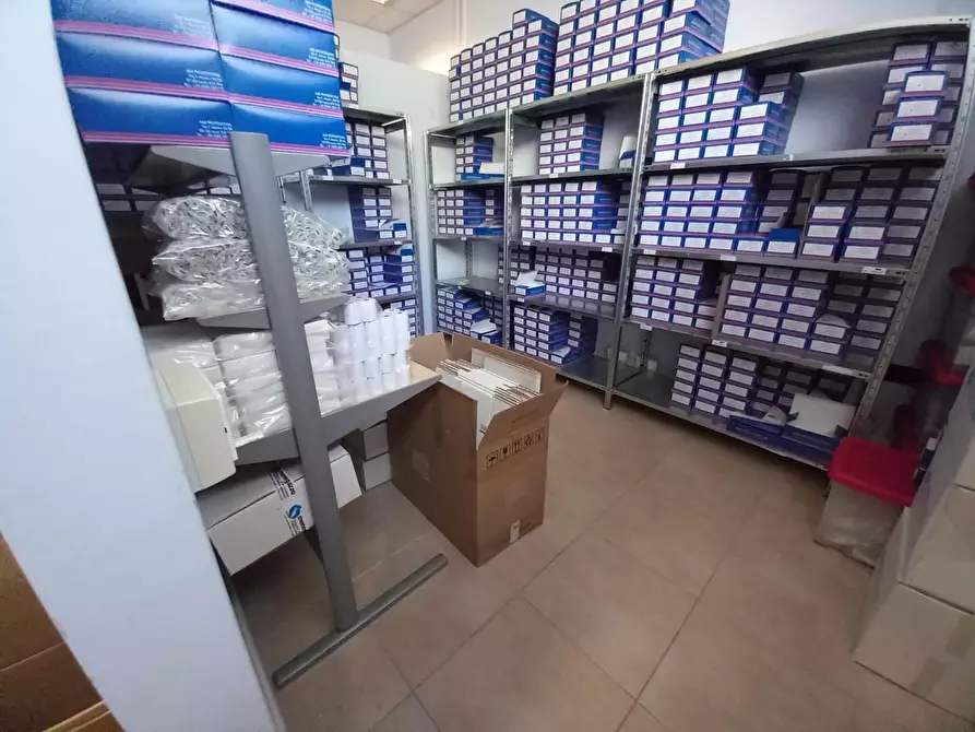 Immagine 3 di Locale commerciale in affitto  a Lucca