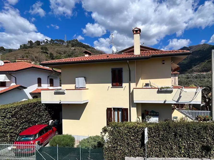 Immagine 1 di Casa bifamiliare in vendita  a Montignoso