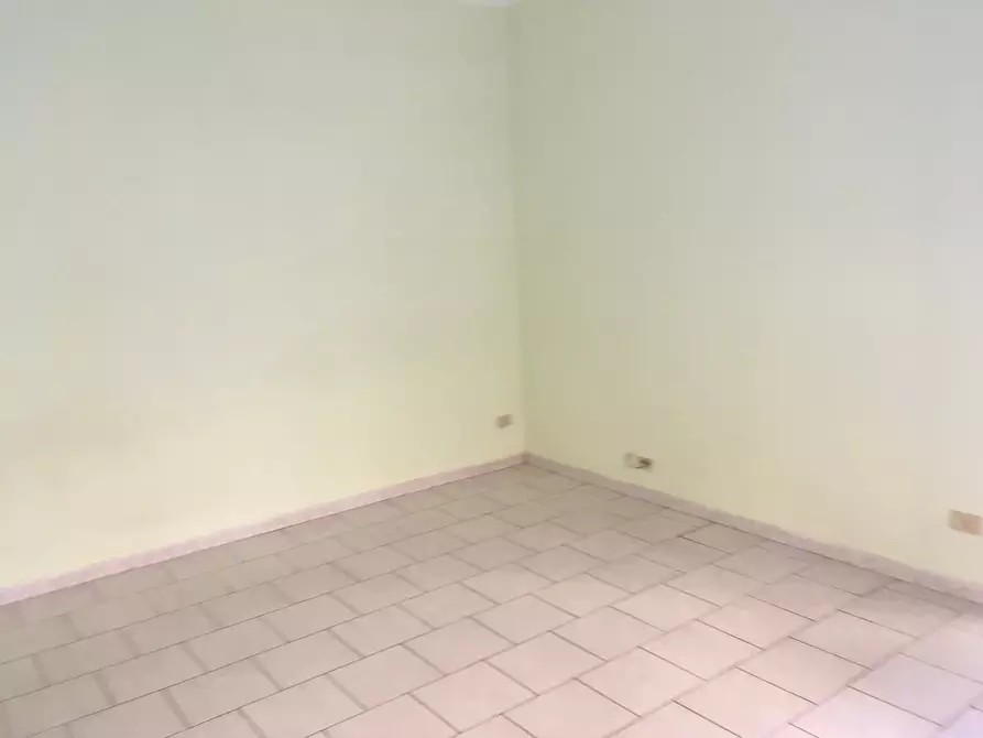 Immagine 3 di Negozio in vendita  a Livorno