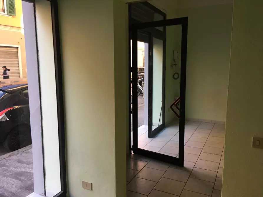 Immagine 4 di Negozio in vendita  a Livorno