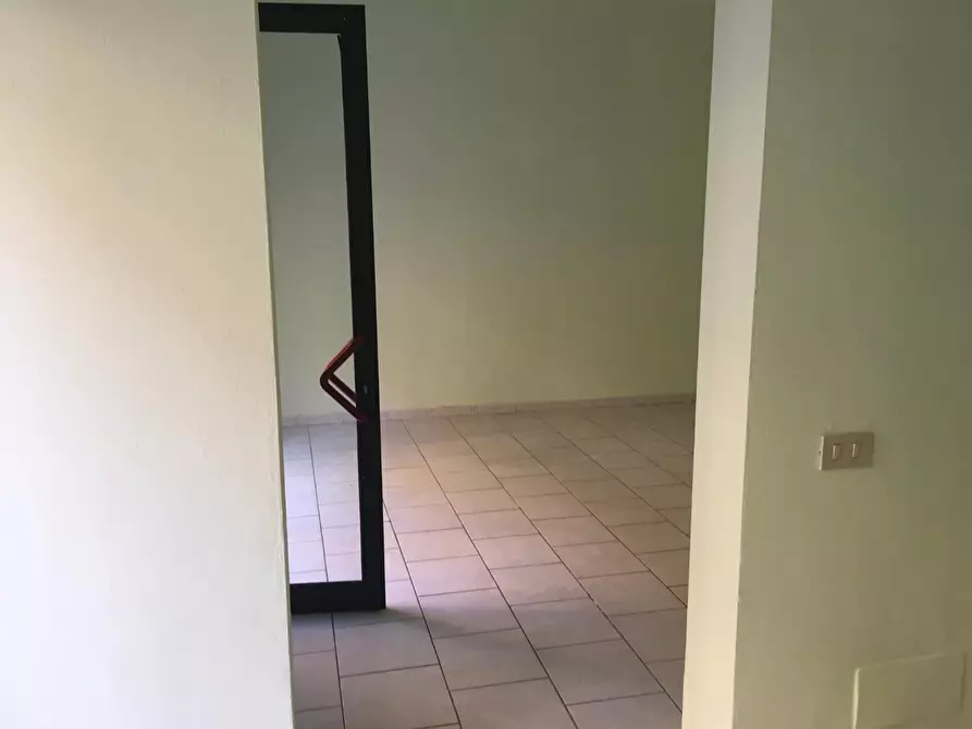 Immagine 5 di Negozio in vendita  a Livorno