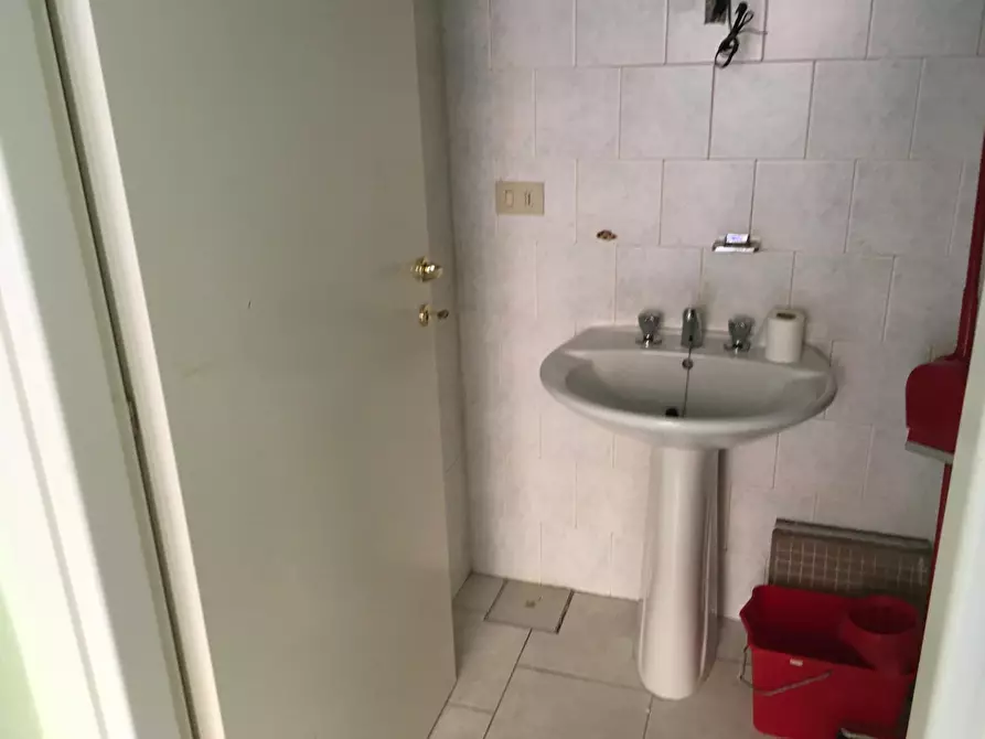 Immagine 9 di Negozio in vendita  a Livorno