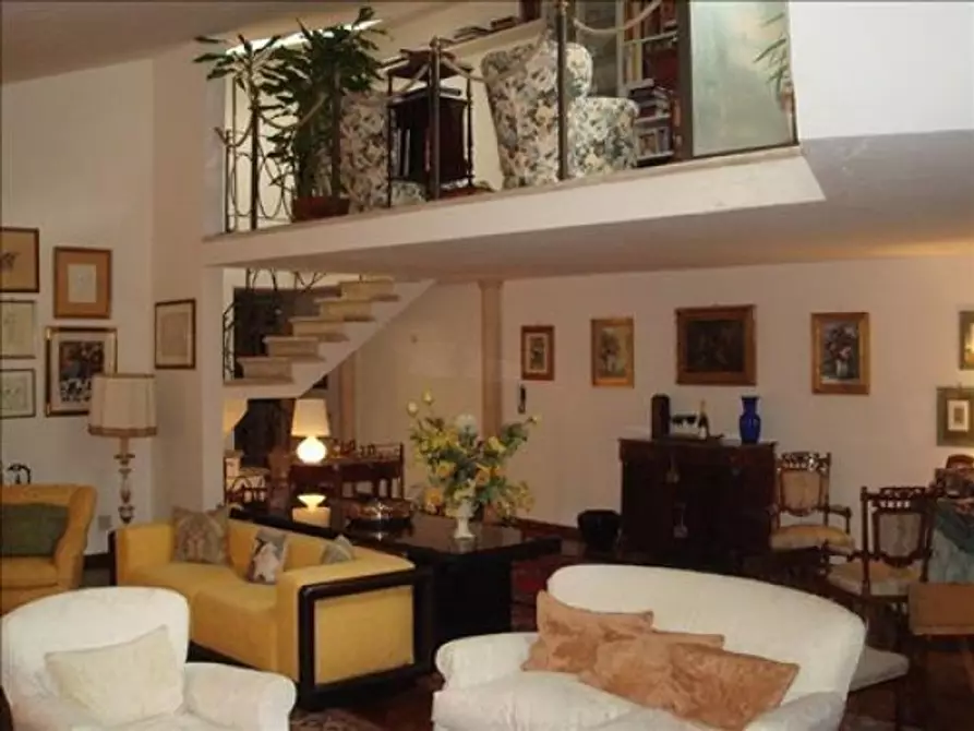 Immagine 1 di Appartamento in vendita  a Siena