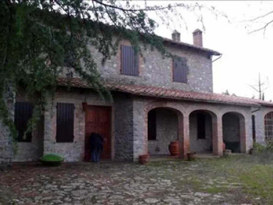 Immagine 2 di Villa in vendita  a Siena
