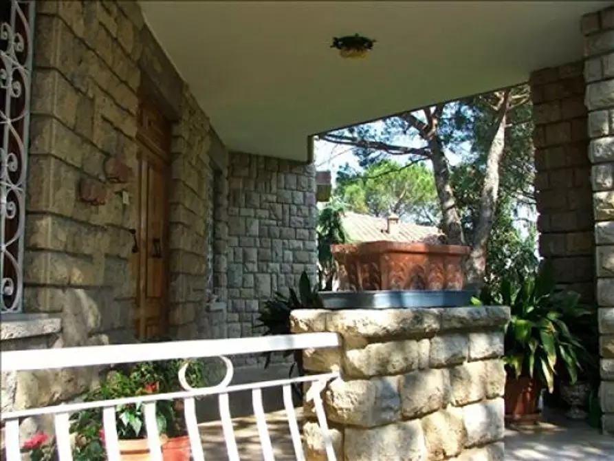 Immagine 9 di Villa in vendita  a Siena