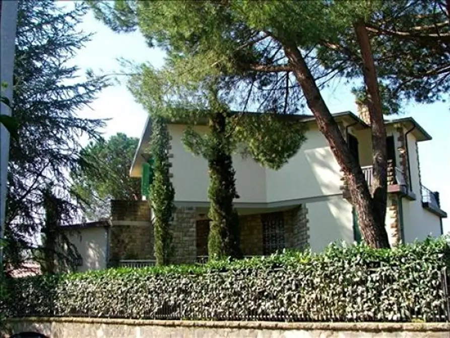 Immagine 1 di Villa in vendita  a Siena