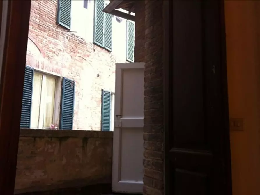 Immagine 5 di Appartamento in vendita  a Siena