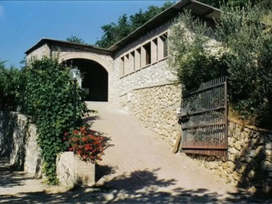 Immagine 5 di Appartamento in vendita  a Siena