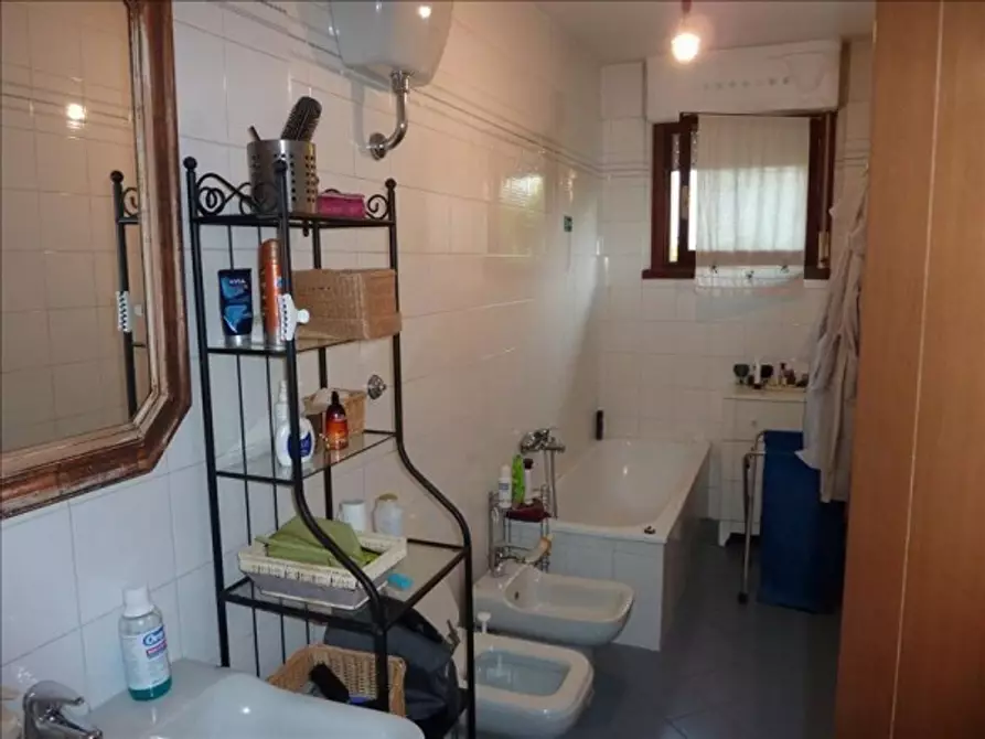 Immagine 10 di Appartamento in vendita  a Siena