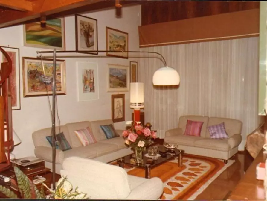 Immagine 3 di Locale commerciale in vendita  a Siena