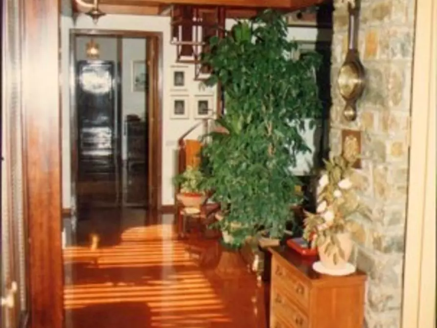 Immagine 1 di Locale commerciale in vendita  a Siena