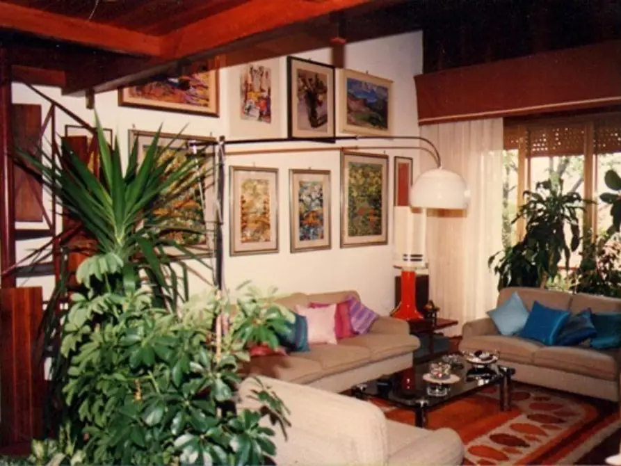 Immagine 5 di Locale commerciale in vendita  a Siena