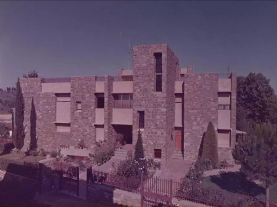 Immagine 8 di Locale commerciale in vendita  a Siena