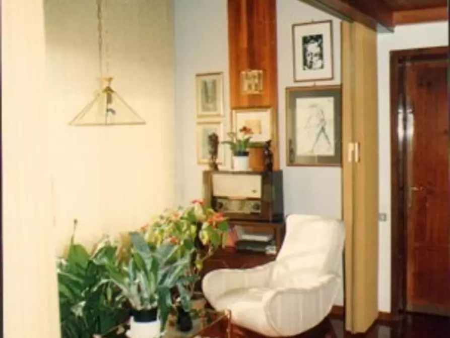 Immagine 4 di Locale commerciale in vendita  a Siena