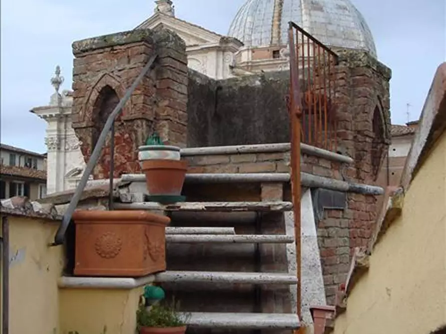 Immagine 2 di Appartamento in vendita  a Siena