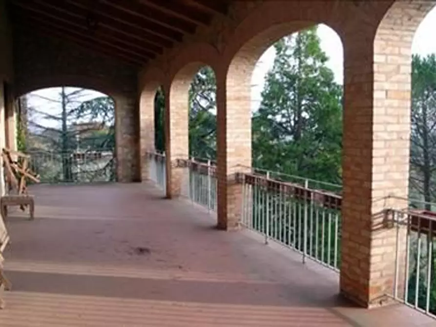 Immagine 3 di Villa in vendita  a Siena
