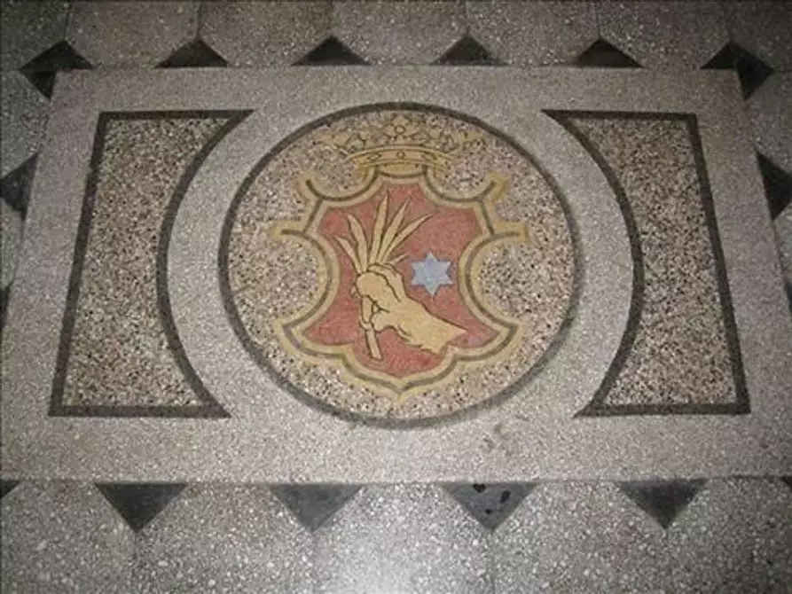 Immagine 5 di Locale commerciale in vendita  a Siena