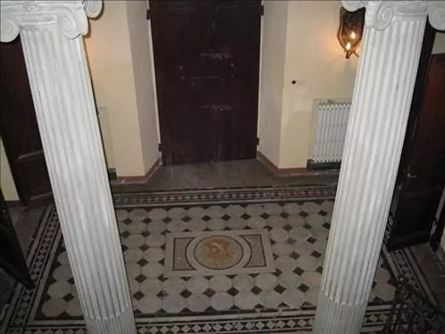 Immagine 3 di Locale commerciale in vendita  a Siena