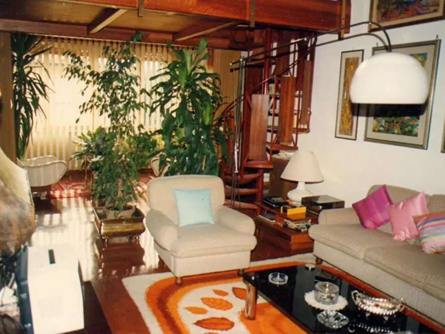 Immagine 2 di Locale commerciale in vendita  a Siena