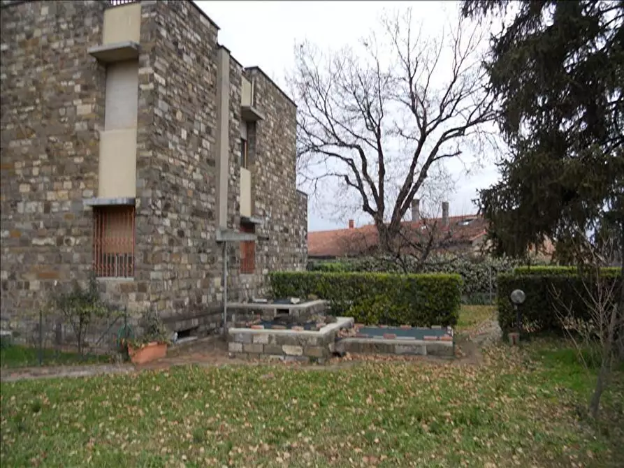 Immagine 11 di Locale commerciale in vendita  a Siena