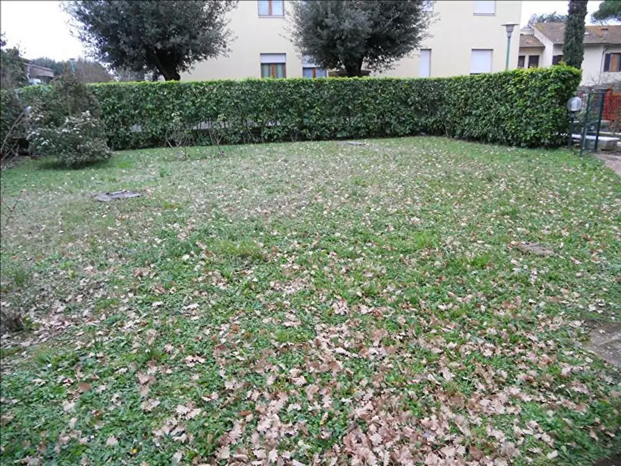 Immagine 10 di Locale commerciale in vendita  a Siena