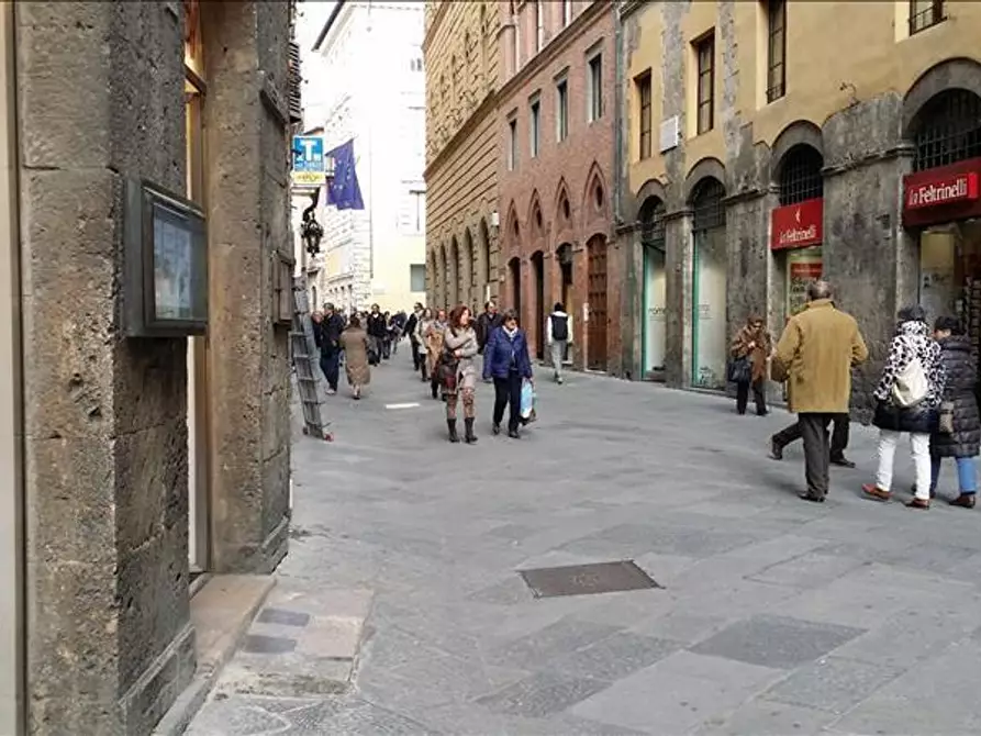 Immagine 3 di Locale commerciale in affitto  a Siena