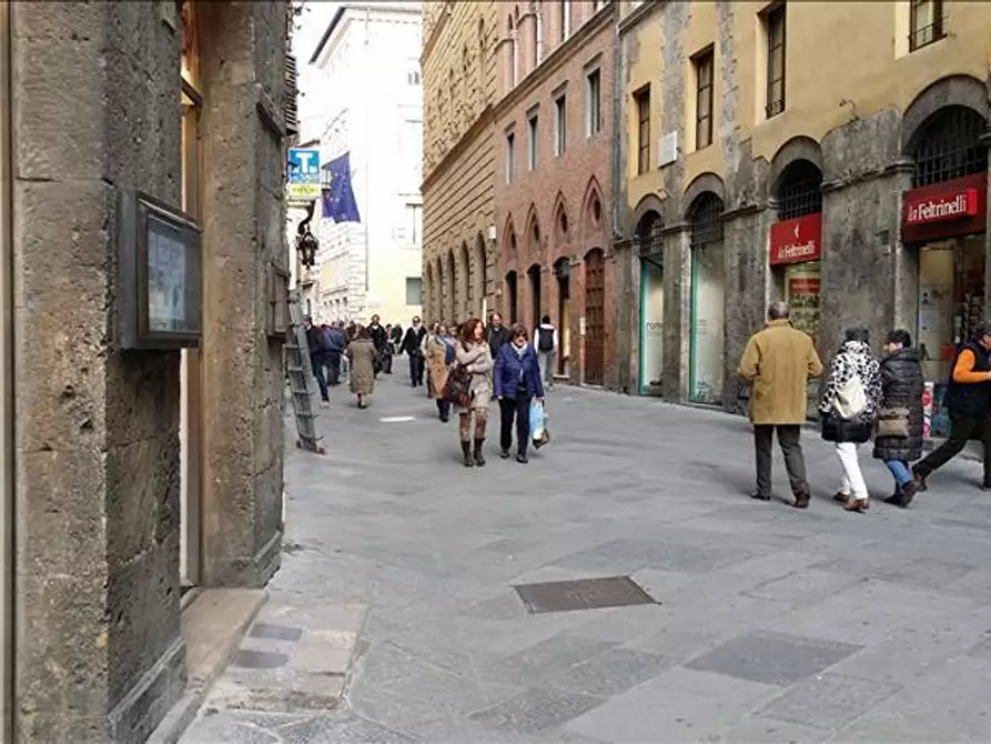 Immagine 4 di Locale commerciale in affitto  a Siena