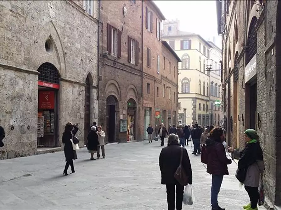 Immagine 1 di Locale commerciale in affitto  a Siena