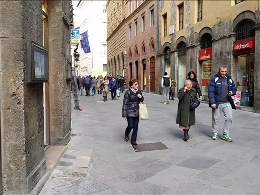 Immagine 2 di Locale commerciale in affitto  a Siena