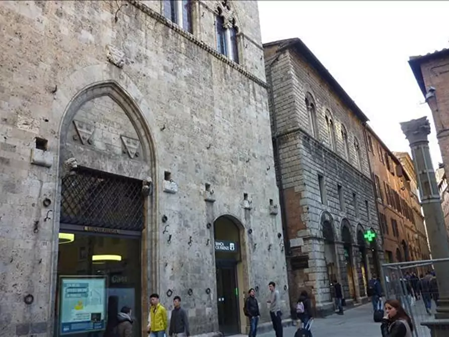 Immagine 2 di Locale commerciale in affitto  a Siena