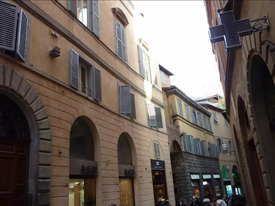 Immagine 3 di Locale commerciale in affitto  a Siena