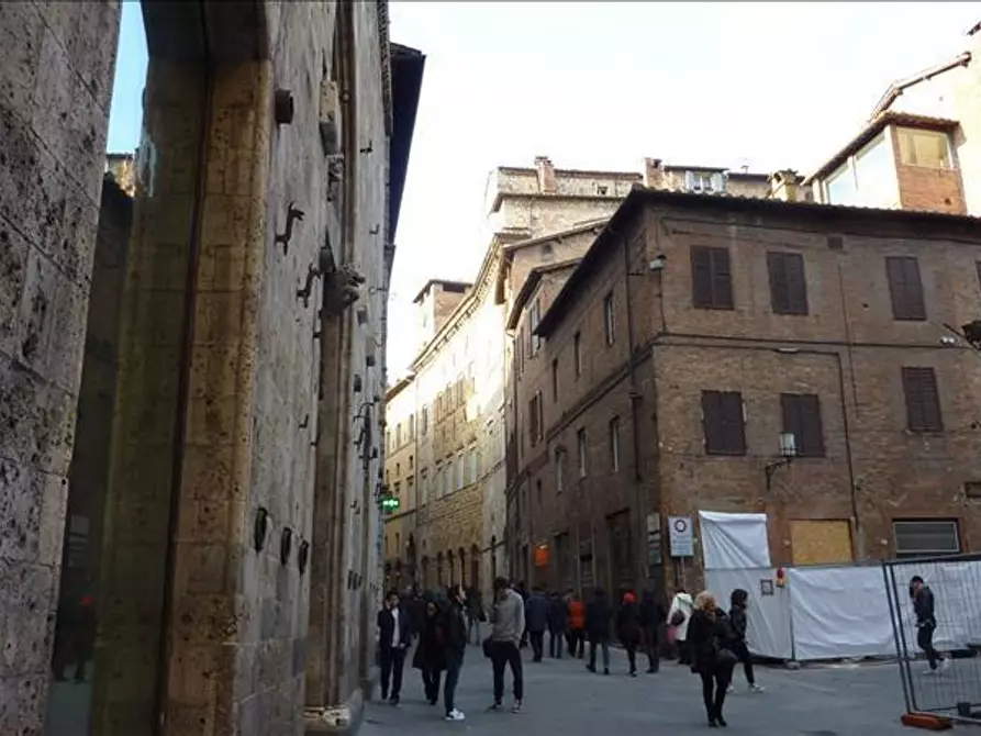 Immagine 4 di Locale commerciale in affitto  a Siena