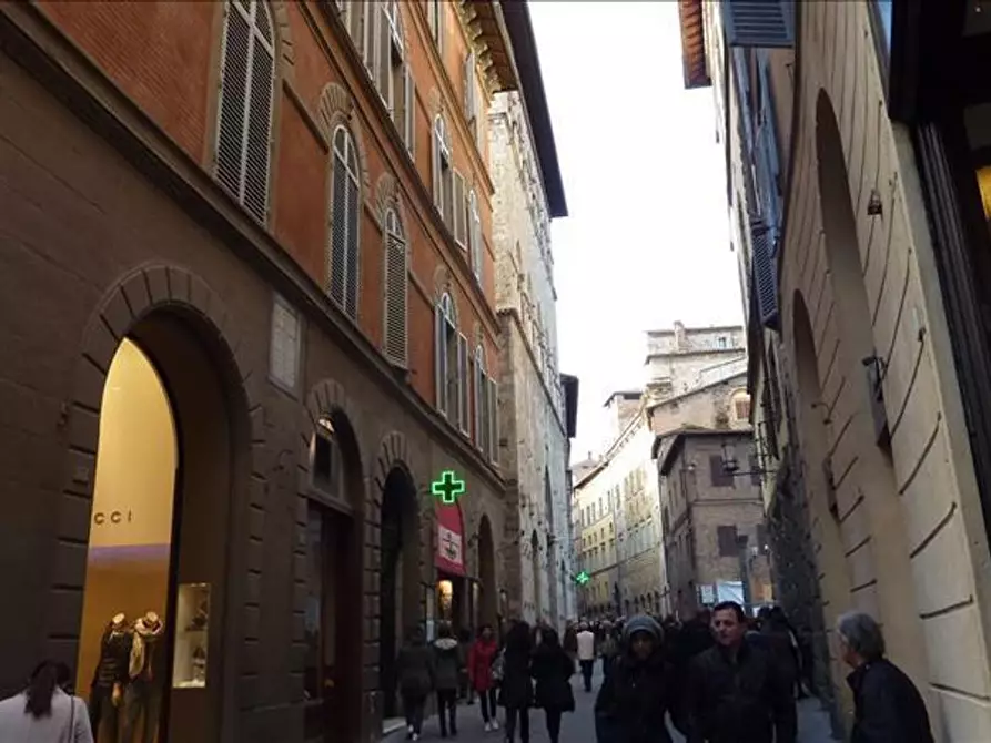 Immagine 6 di Locale commerciale in affitto  a Siena