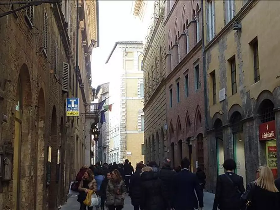 Immagine 3 di Locale commerciale in affitto  a Siena