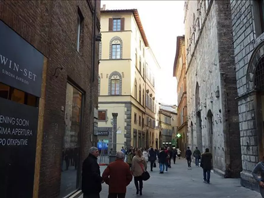Immagine 4 di Locale commerciale in affitto  a Siena