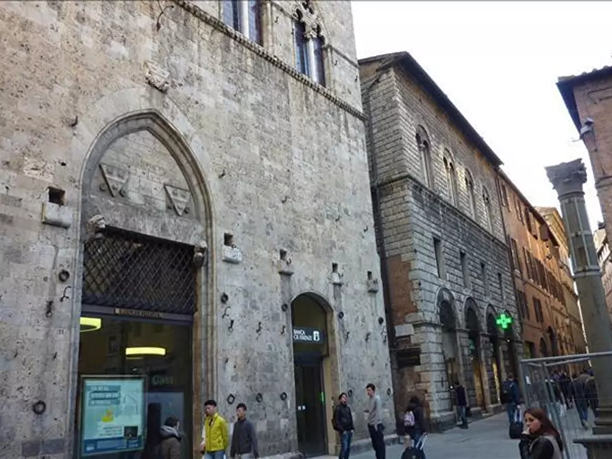 Immagine 6 di Locale commerciale in affitto  a Siena