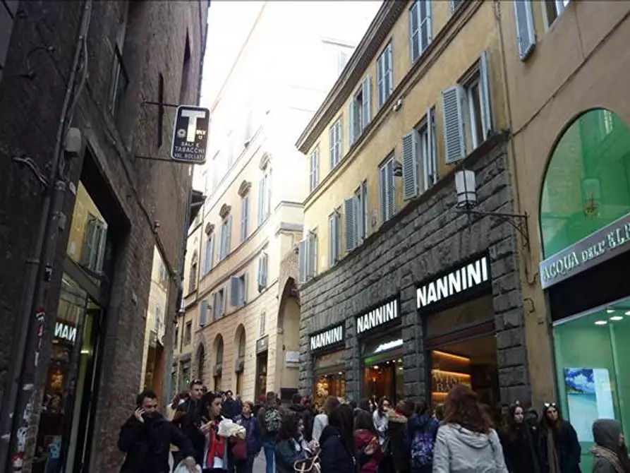 Immagine 8 di Locale commerciale in affitto  a Siena