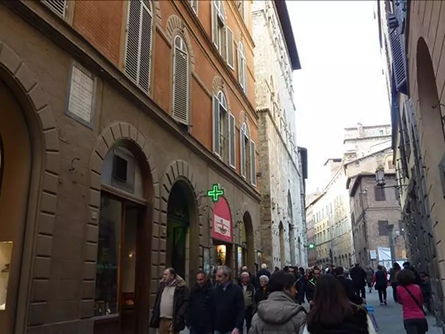 Immagine 10 di Locale commerciale in affitto  a Siena