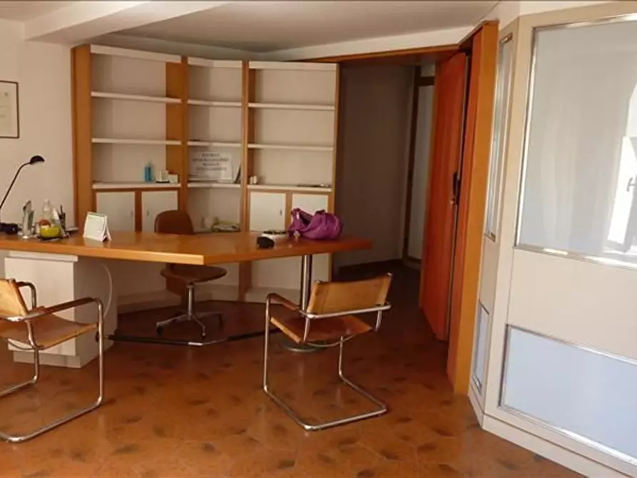 Immagine 2 di Appartamento in vendita  a Siena