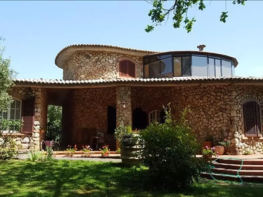 Immagine 2 di Villa in vendita  a Sovicille