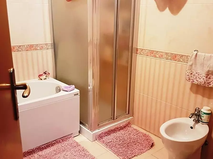 Immagine 16 di Appartamento in vendita  a Siena