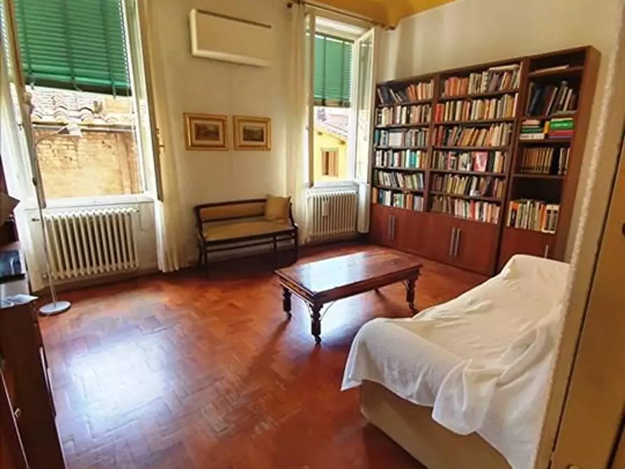 Immagine 1 di Appartamento in vendita  a Siena