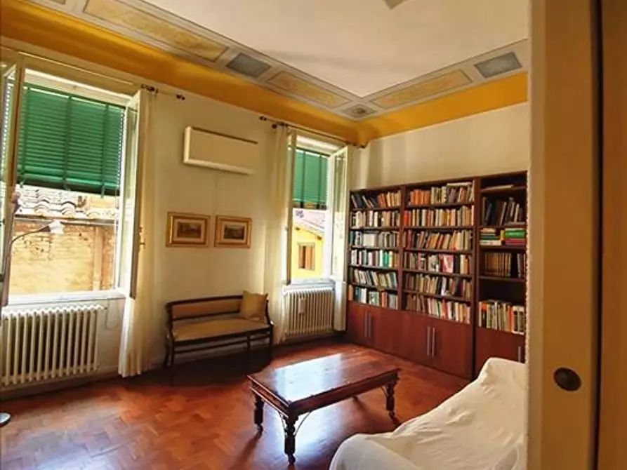 Immagine 2 di Appartamento in vendita  a Siena