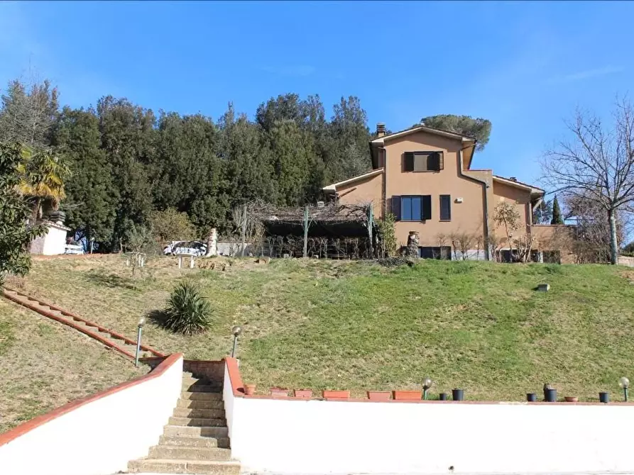 Immagine 2 di Villa in vendita  a Sovicille