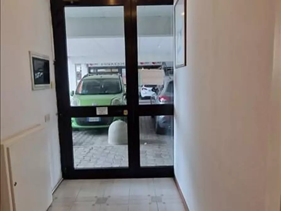 Immagine 2 di Locale commerciale in vendita  a Siena