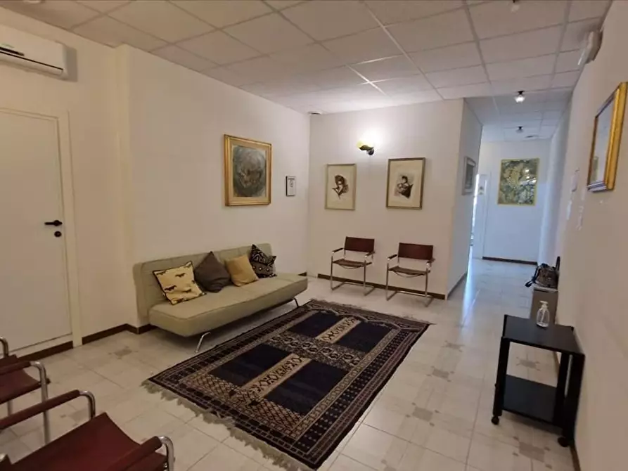 Immagine 6 di Locale commerciale in vendita  a Siena