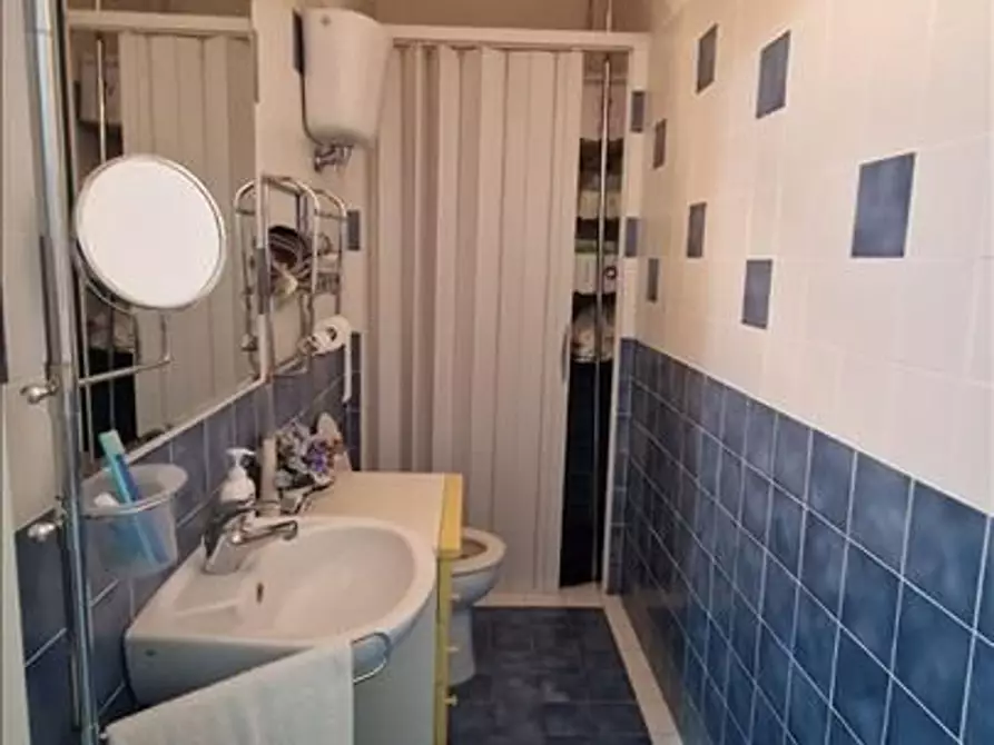 Immagine 15 di Locale commerciale in vendita  a Siena